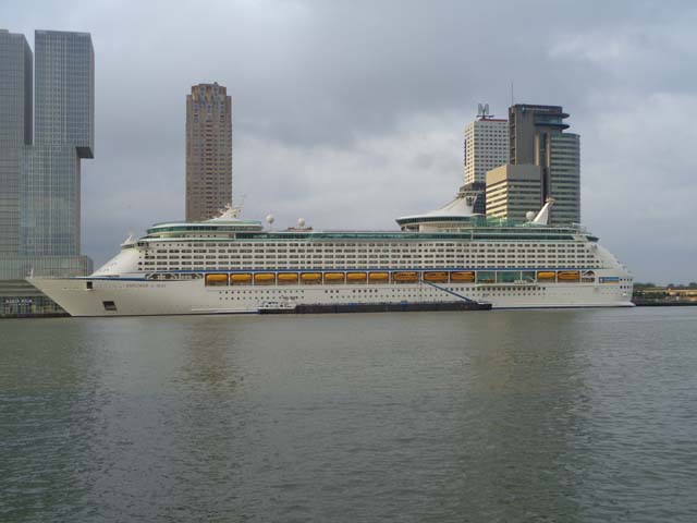 Cruiseschip ms Explorer of the Seas van Royal Caribbean Cruises Ltd. aan de Cruise Terminal Rotterdam